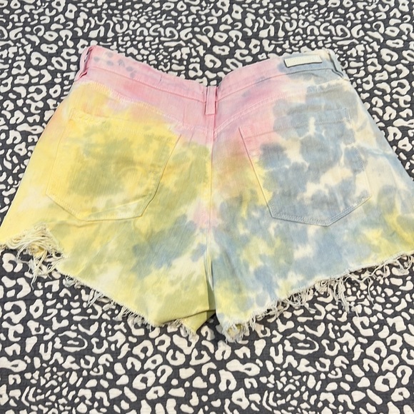 Women’s size 30 BLANKNYC tie-dye jean short.        Style - THE BARROW - Picture 7 of 7